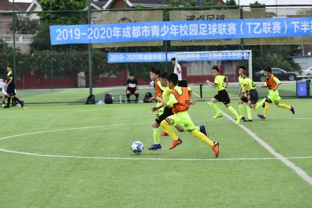 硕士小周落户广州 租下大套房兼顾产品与带货
