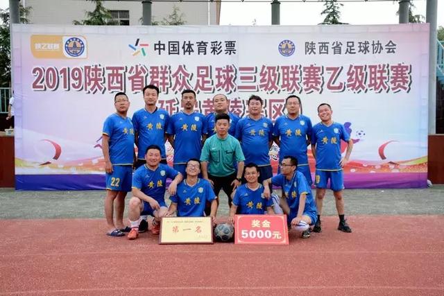 职场女性的时尚勇气，职业装展现身材魅力